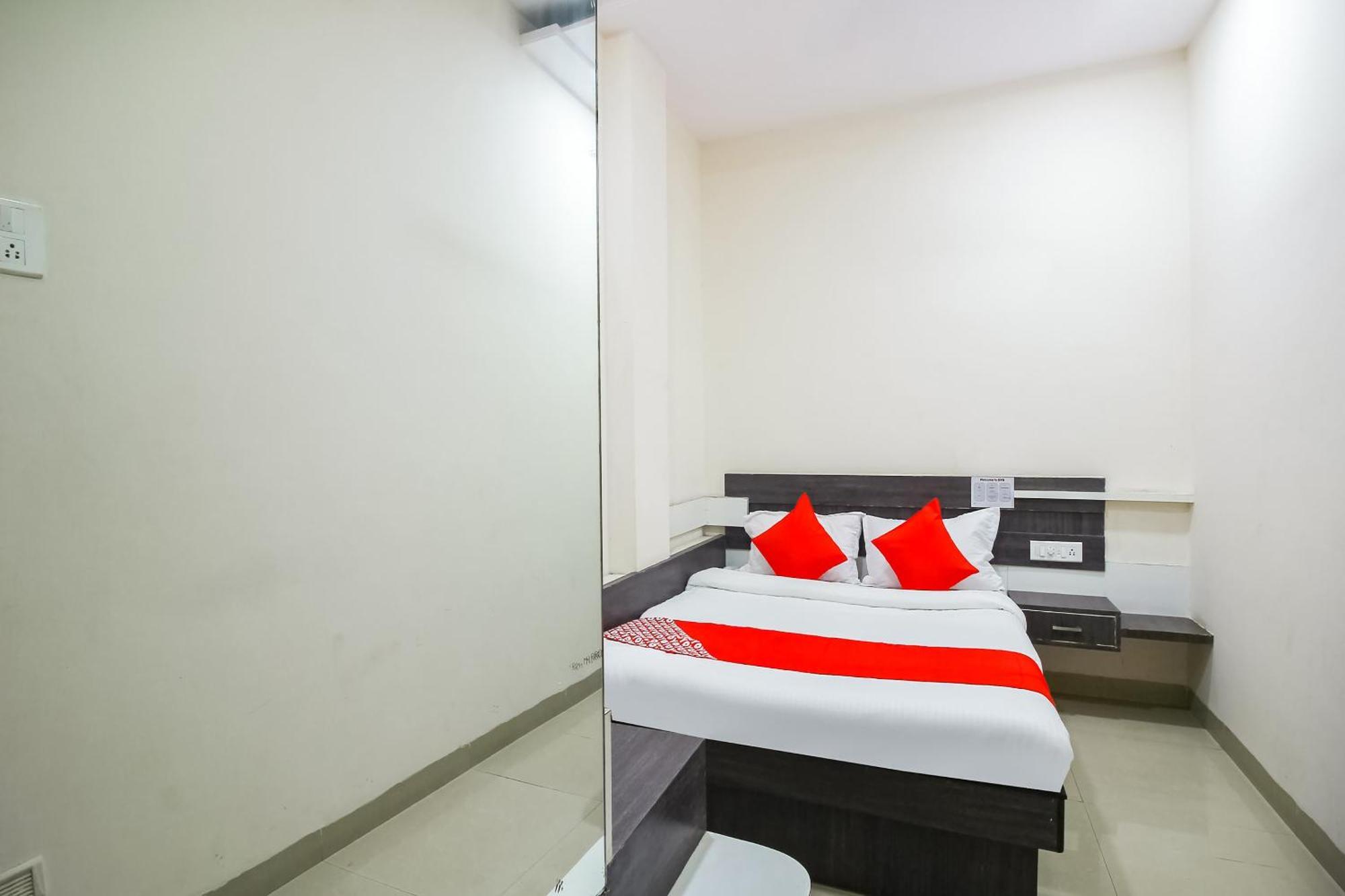 Hotel O Unique Inn Dhule Екстериор снимка