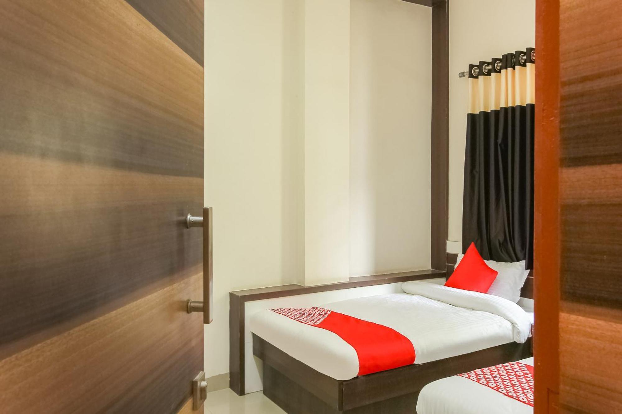 Hotel O Unique Inn Dhule Екстериор снимка