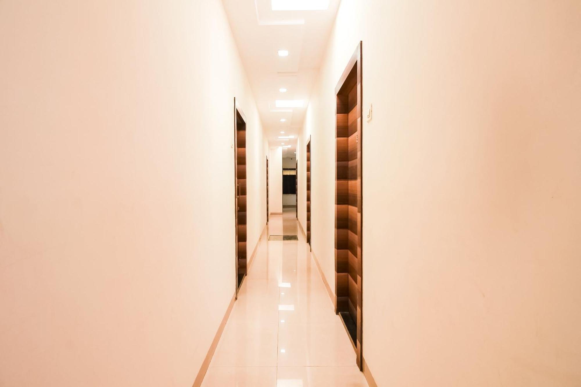 Hotel O Unique Inn Dhule Екстериор снимка