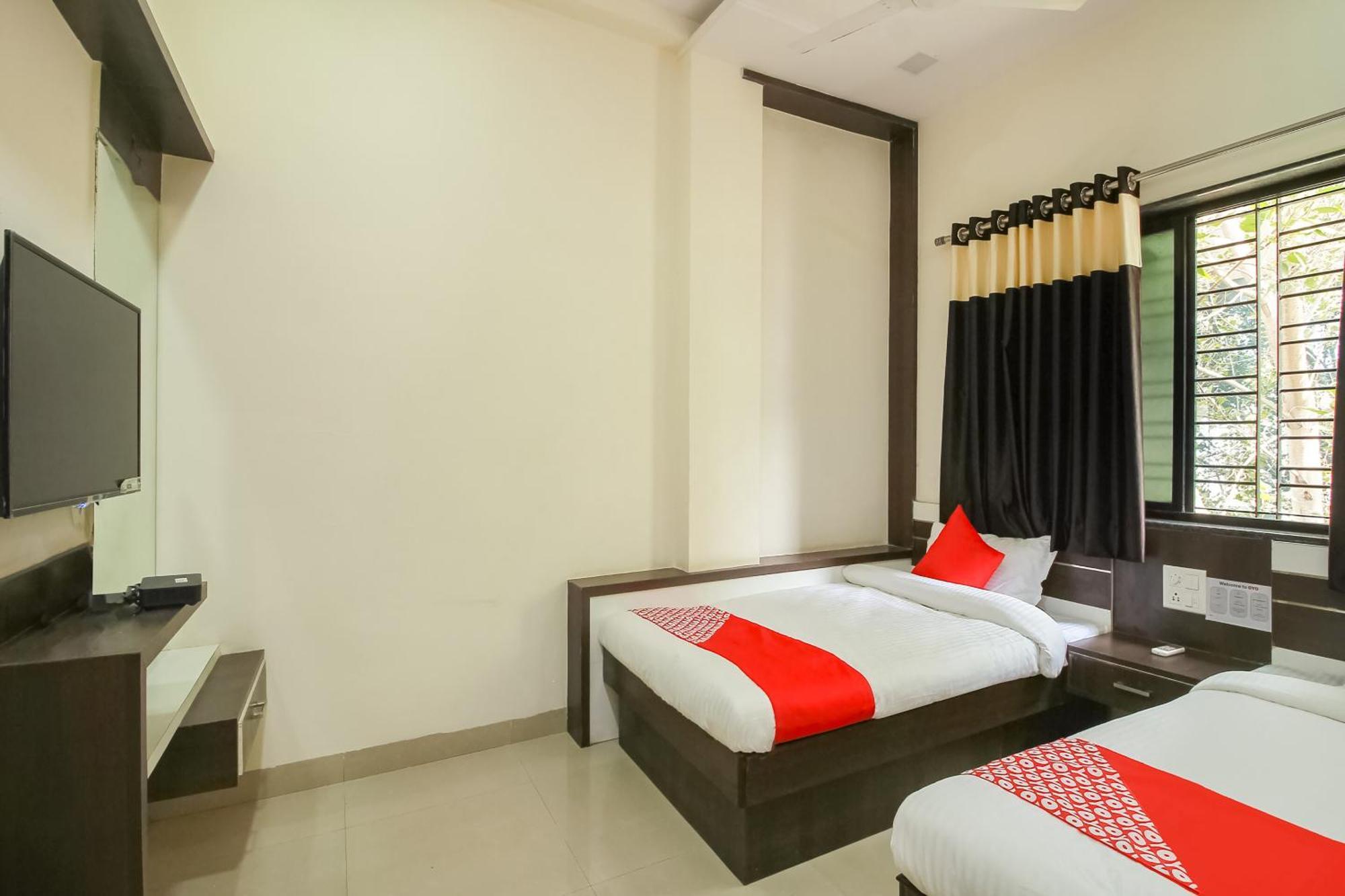 Hotel O Unique Inn Dhule Екстериор снимка