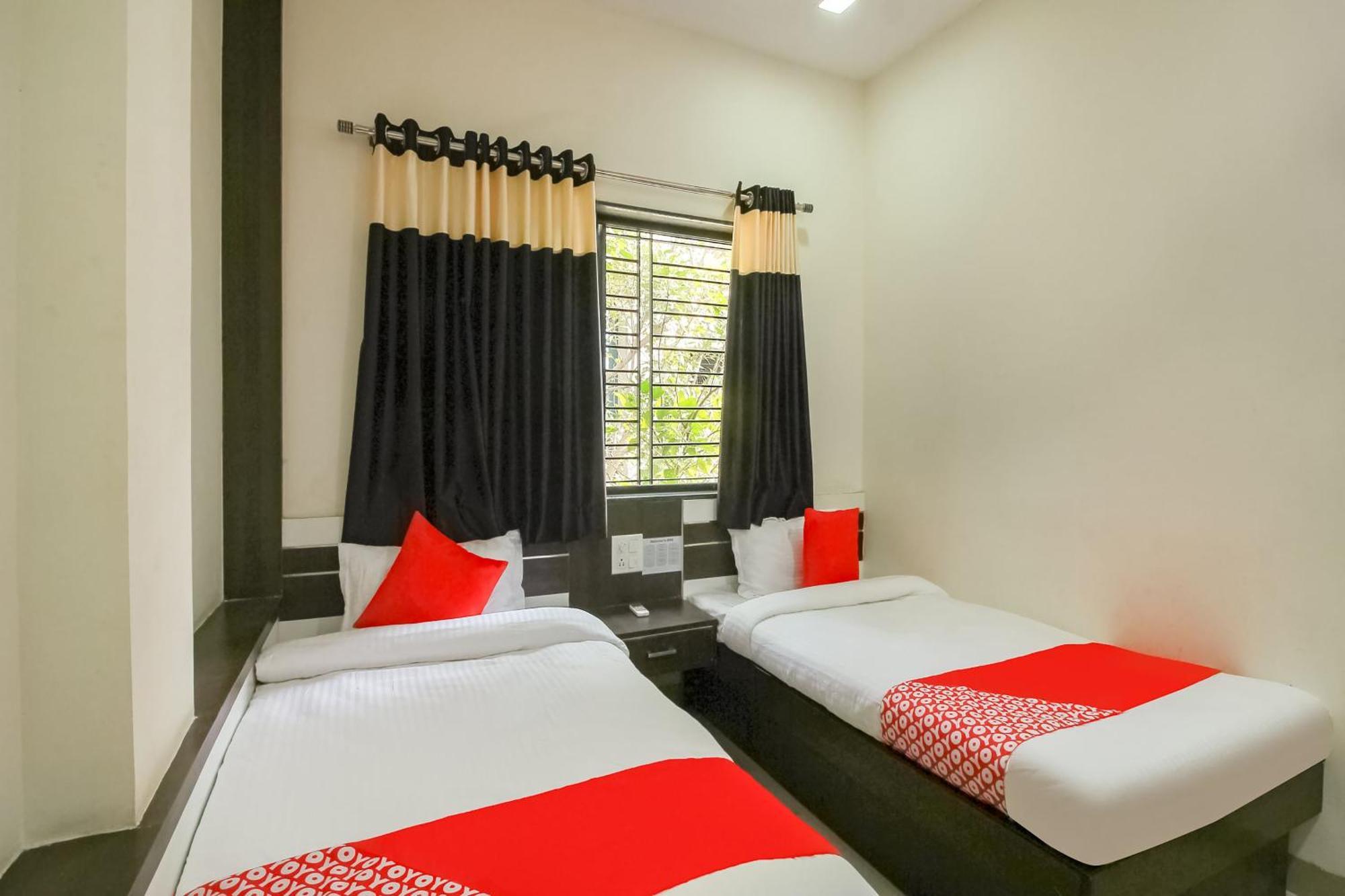 Hotel O Unique Inn Dhule Екстериор снимка